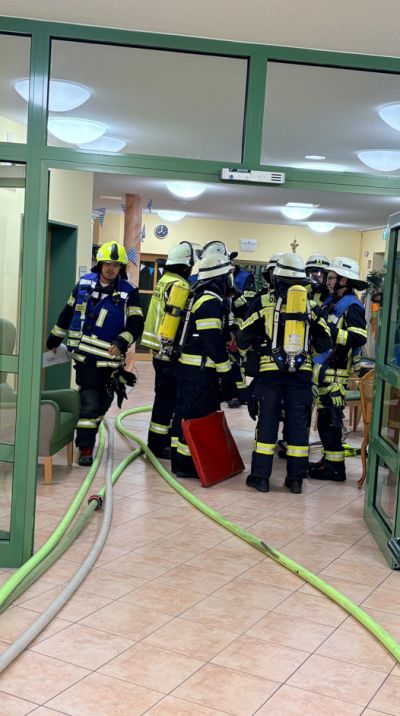 Feuerwehrleute, Schläuche verlegt